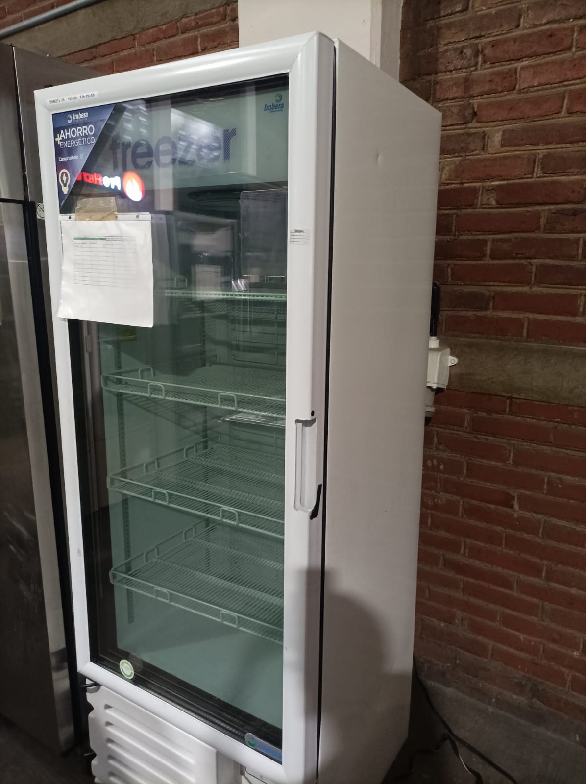Imbera Congelador Vertical 1 Puerta Cristal Luz Led 16 Pies VFS16 C Seminuevo