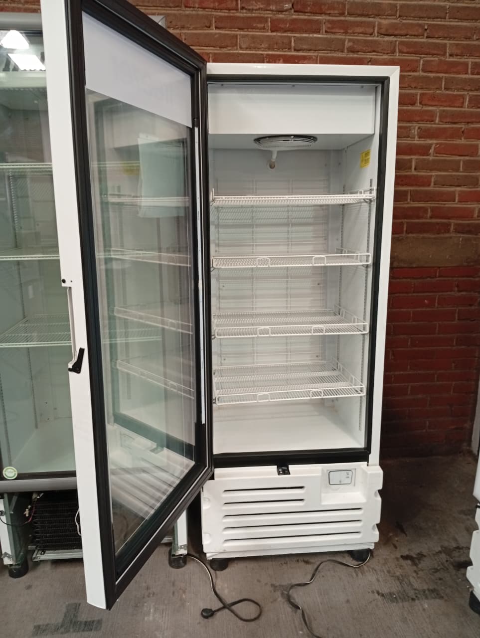 Imbera Congelador Vertical 1 Puerta Cristal Luz Led 16 Pies VFS16 C Seminuevo