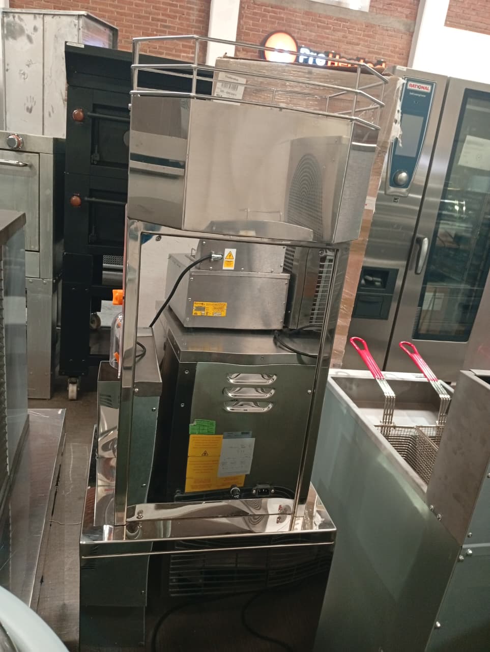 Exprimidor de Naranjas Comercial Automático con Base 2000C-4 110V Outlet