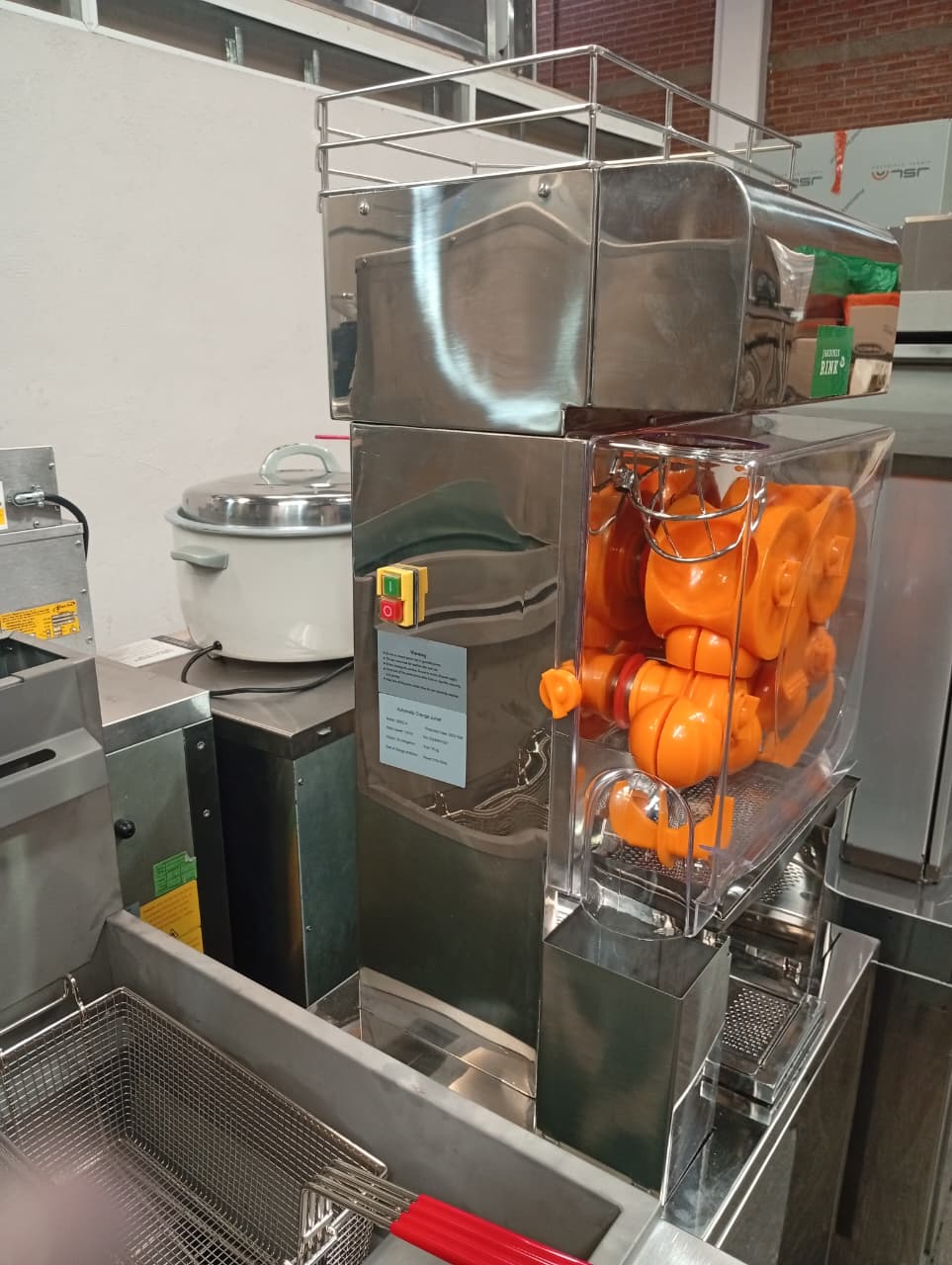 Exprimidor de Naranjas Comercial Automático con Base 2000C-4 110V Outlet