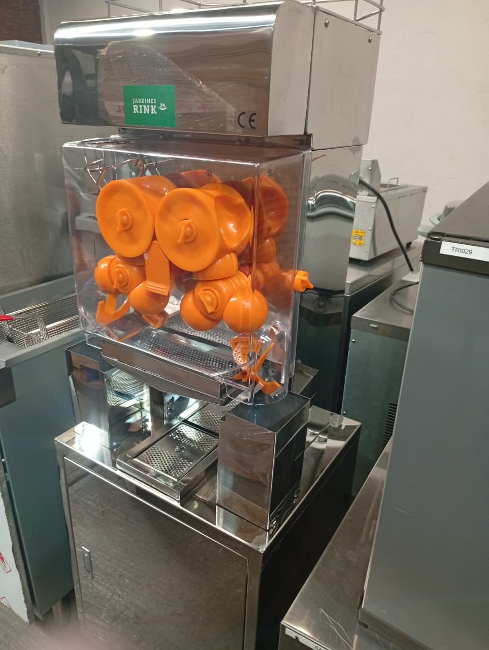 Exprimidor de Naranjas Comercial Automático con Base 2000C-4 110V Outlet