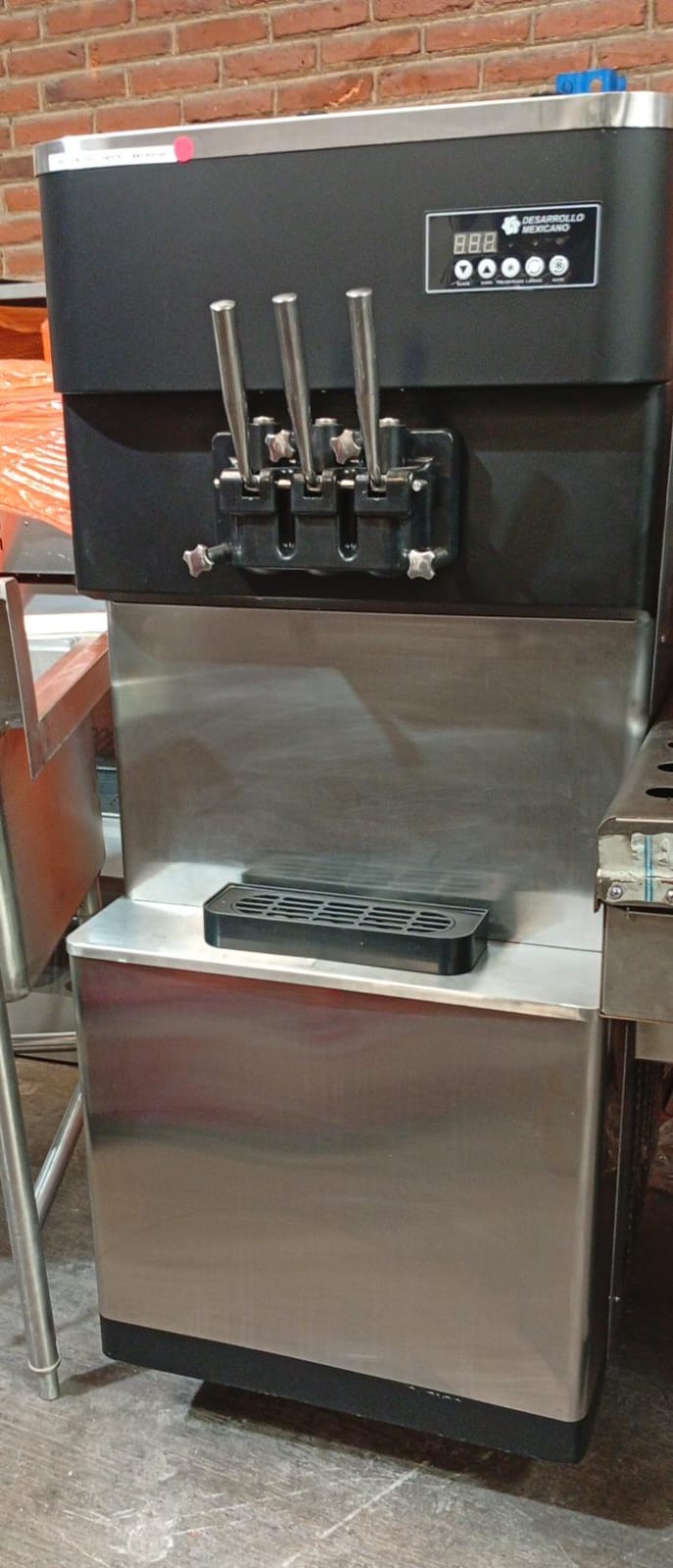 Demex Maquina de Helado Suave 513 110V Seminuevo