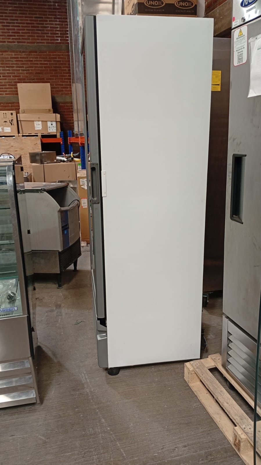 Imbera Refrigerador Vertical 1 Puerta Cristal Luz Led 20 Pies VR20 D 115V Seminuevo