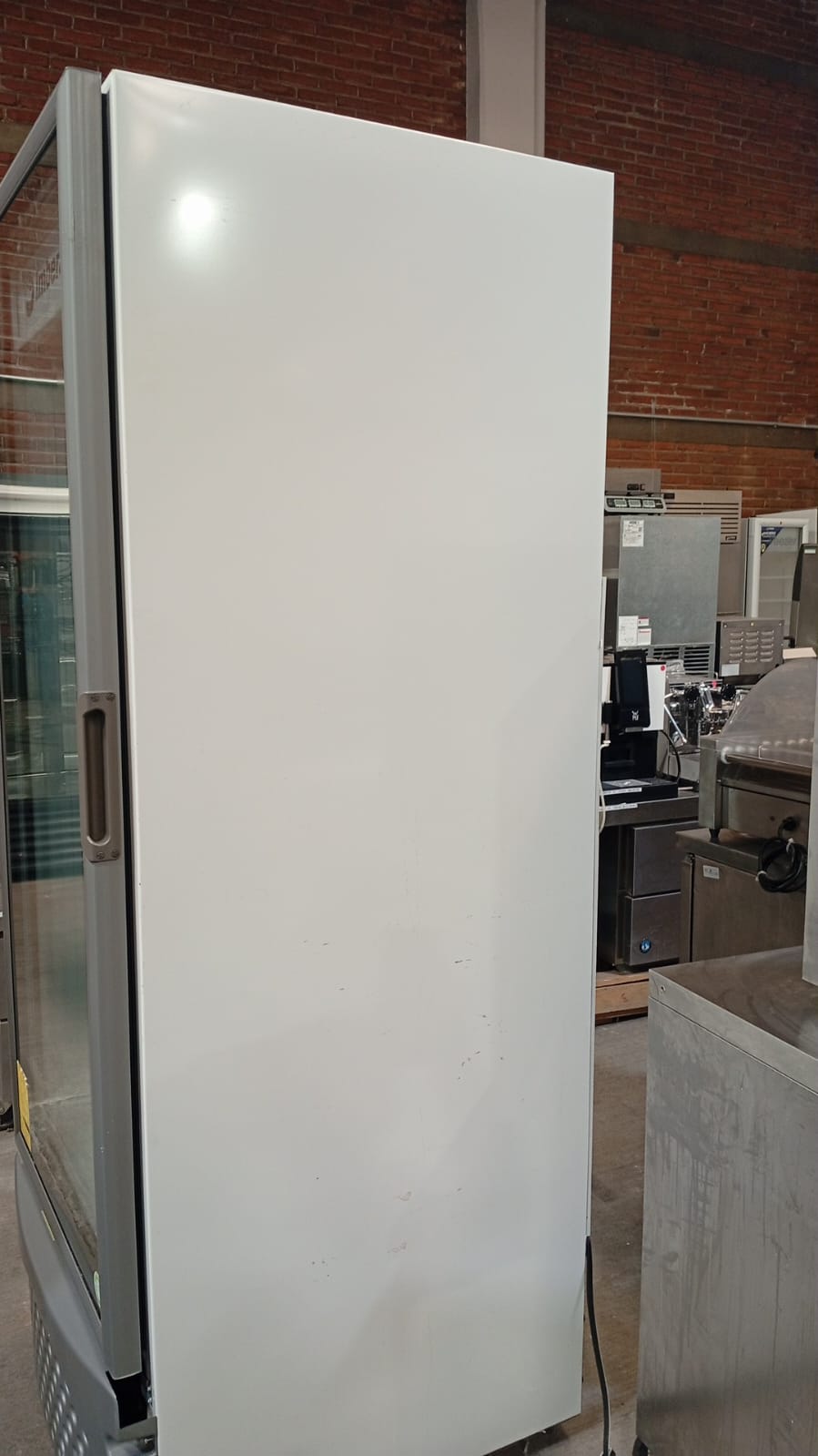 Imbera Refrigerador Vertical 1 Puerta Cristal Luz Led 25 pies VR25 D 115V Seminuevo