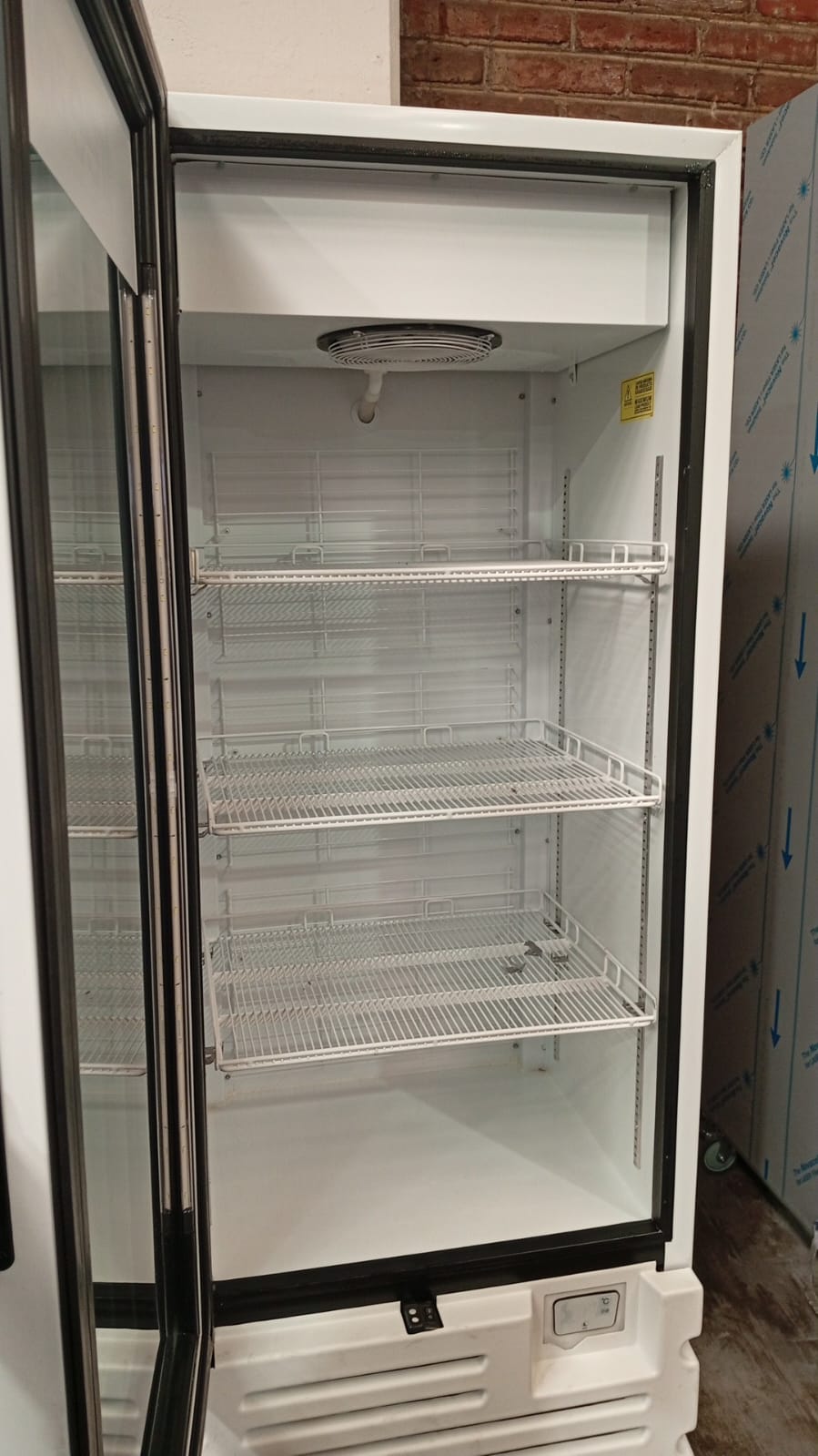 Imbera Congelador Vertical 1 Puerta Cristal Luz Led 16 Pies VFS16 C 115V Seminuevo