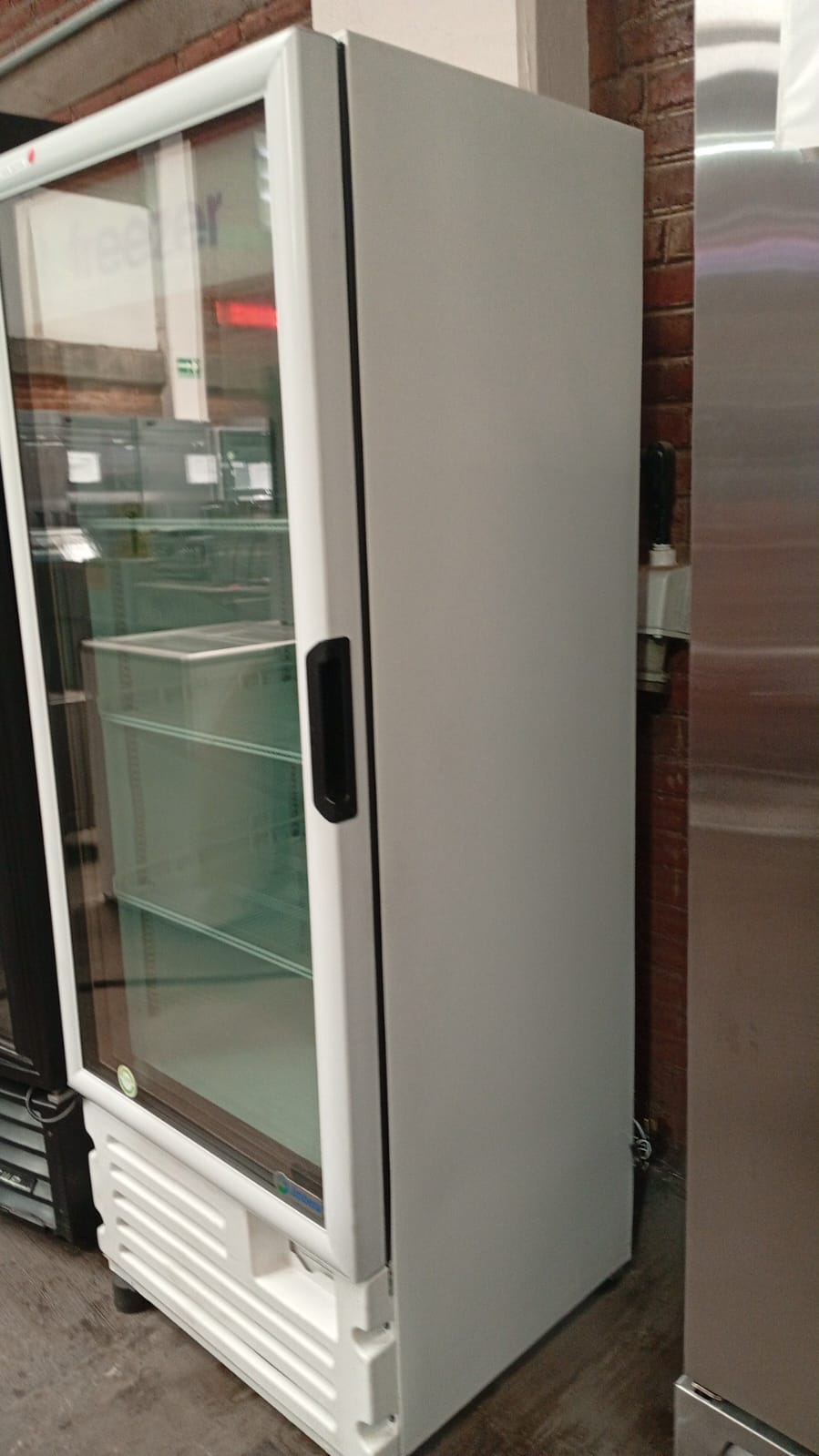 Imbera Congelador Vertical 1 Puerta Cristal Luz Led 16 Pies VFS16 C 115V Seminuevo