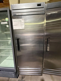 Fogel Refrigerador vertical de una puerta de acero CR-23-A-SSA-HC Seminuevo