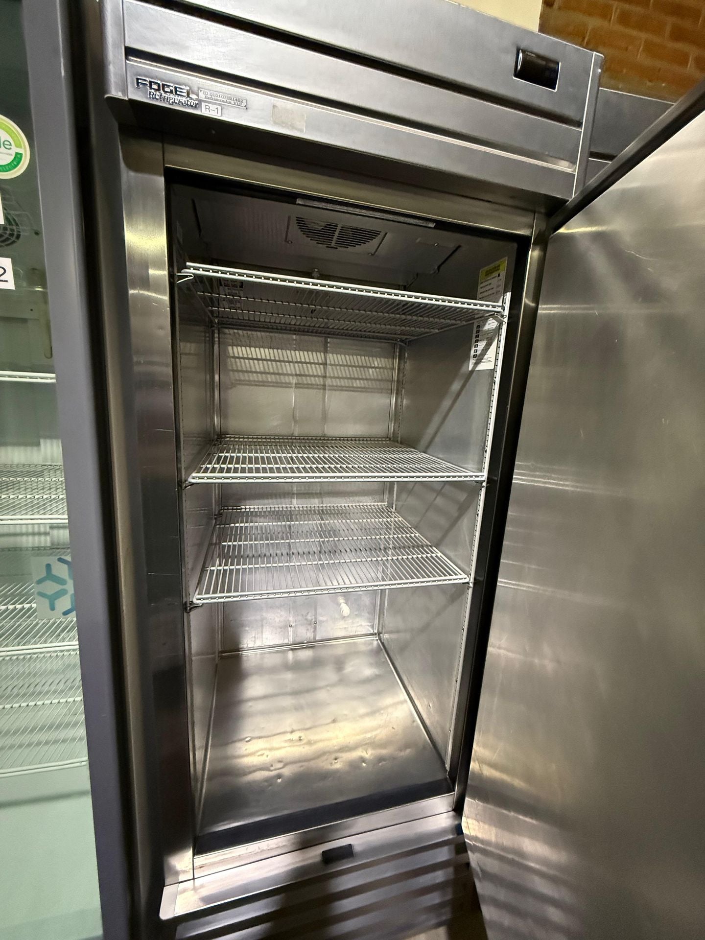 Fogel Refrigerador vertical de una puerta de acero CR-23-A-SSA-HC Seminuevo