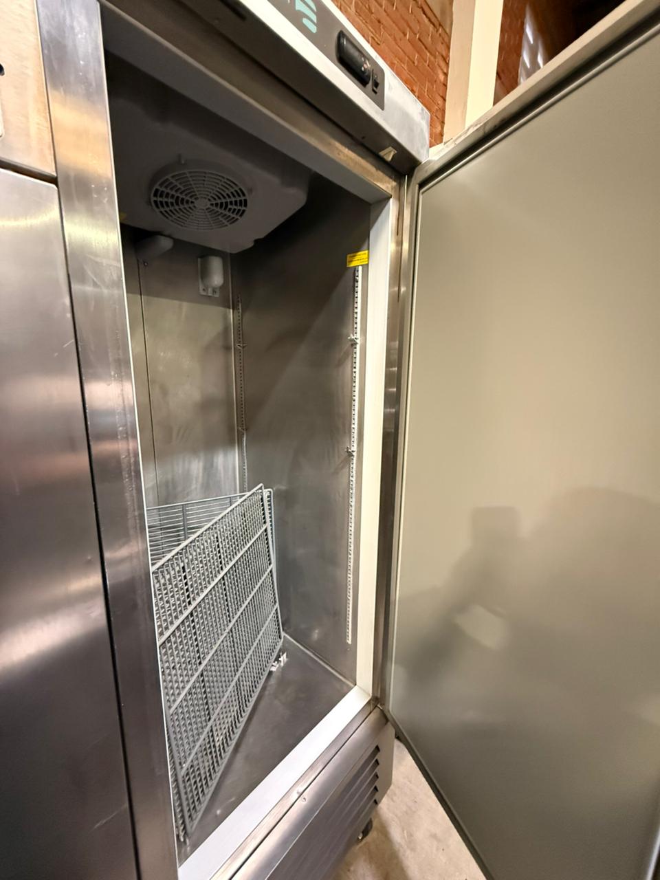Asber Refrigerador Vertical 1 Puerta Acero Inox 23 Pies ARR-23 Seminuevo