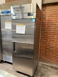 Sobrinox Refrigerador Vertical de 1 Puerta Sólida RVS-24-1S 115V Seminuevo