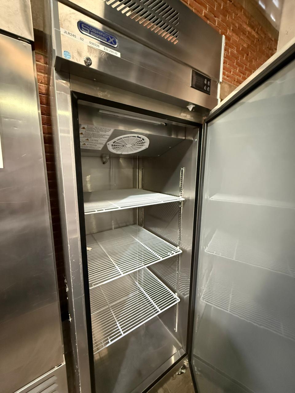 Sobrinox Refrigerador Vertical de 1 Puerta Sólida RVS-24-1S 115V Seminuevo