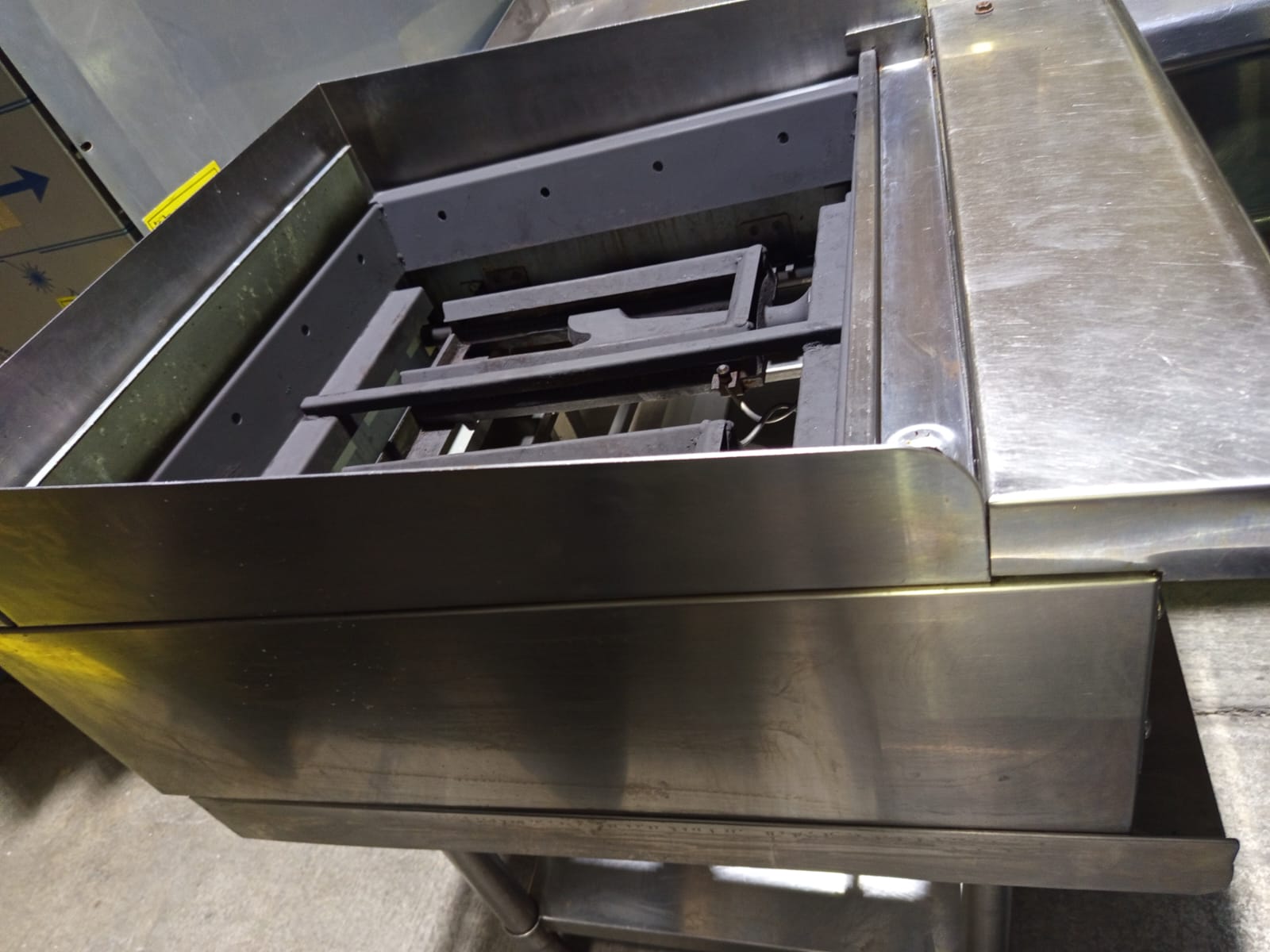 Asber Asador a Gas con Sercha Perimetral - Piedra volcánica AECRB-24 Seminuevo