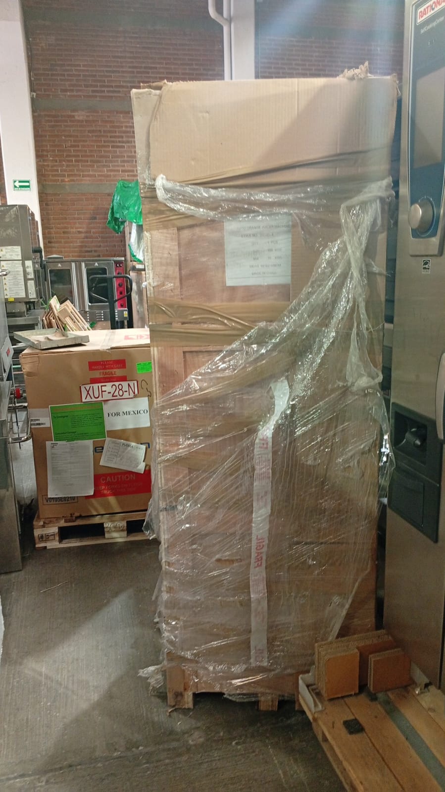 Exprimidor de Naranjas Comercial Automático con Base 2000C-4 110V Outlet