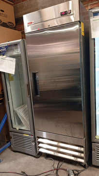 Torrey Congelador Vertical 1 Puerta Solida Acero Inox 23 Pies CVSA-23UI 115V Seminuevo