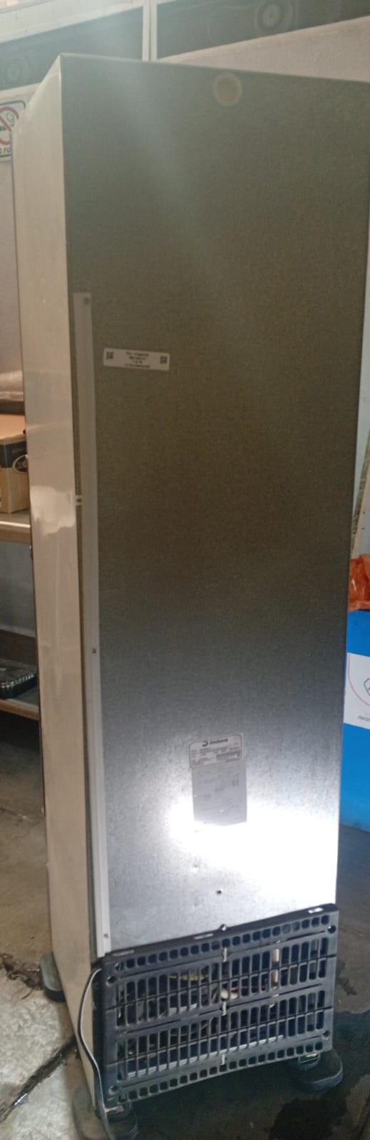 Imbera Refrigerador Vertical 1 Puerta Cristal Luz Led 8 Pies VR08 115V Seminuevo