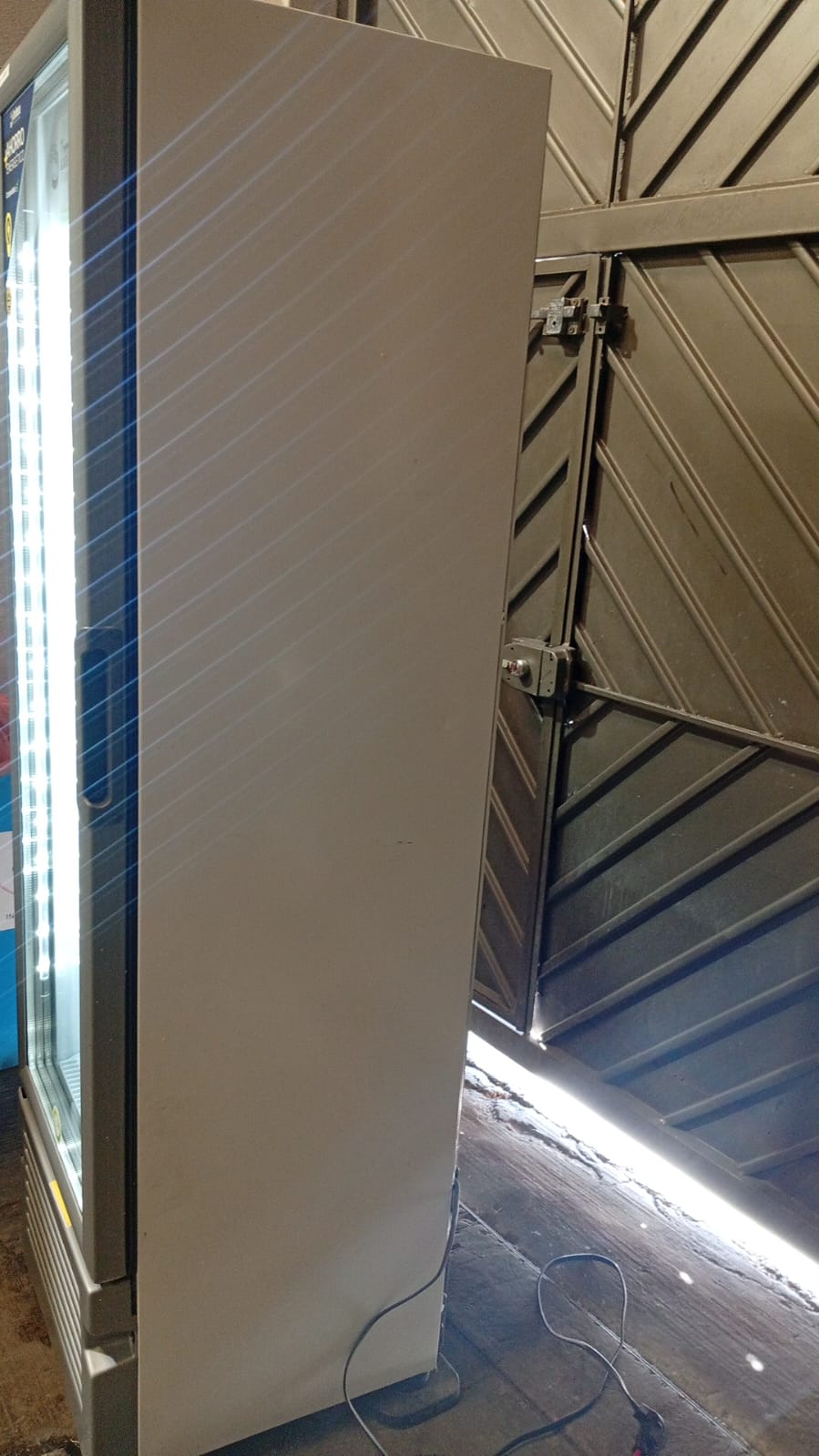 Imbera Refrigerador Vertical 1 Puerta Cristal Luz Led 8 Pies VR08 115V Seminuevo