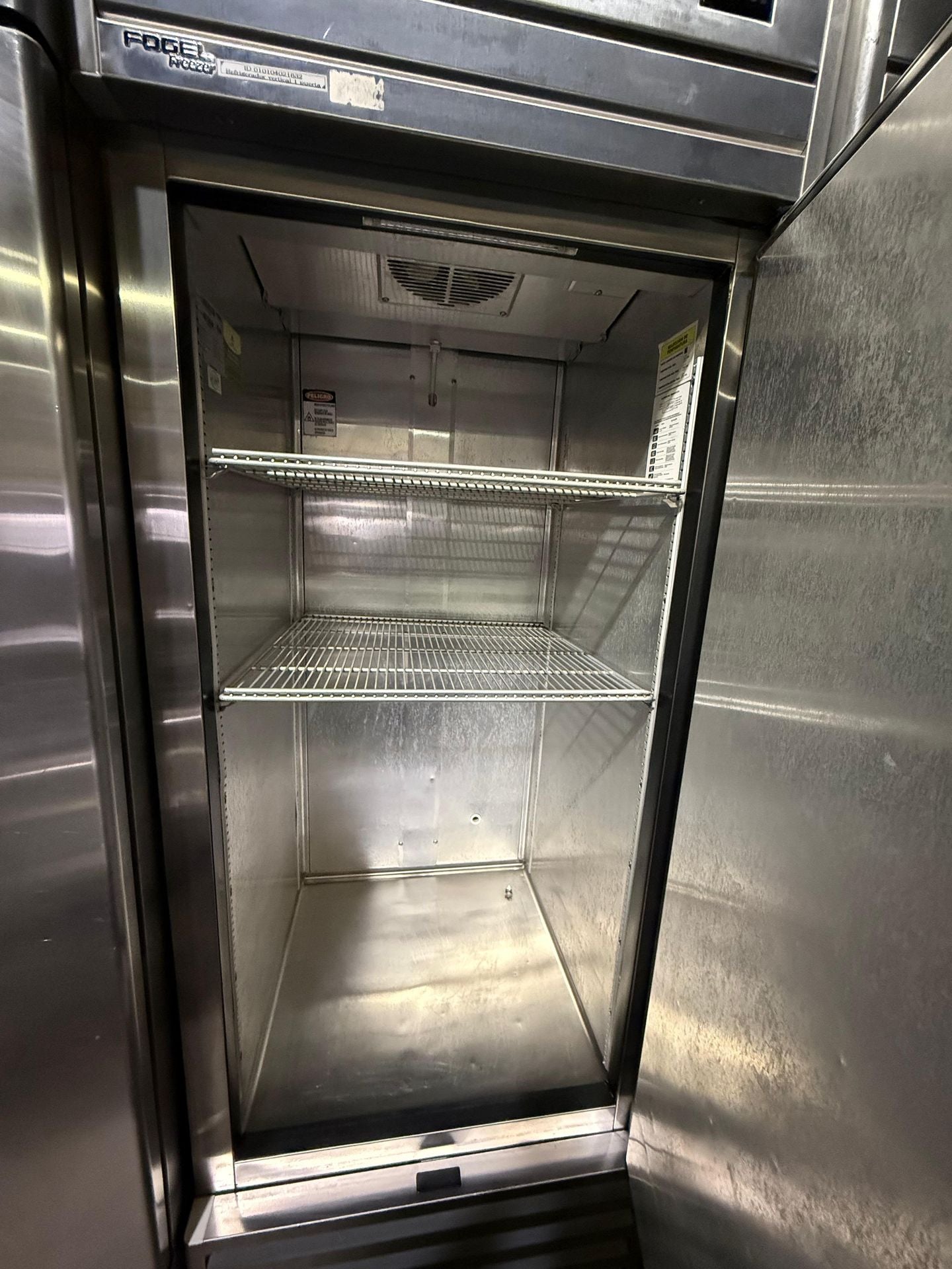Fogel Refrigerador vertical de una puerta de acero CR-23-A-SSA-HC Seminuevo