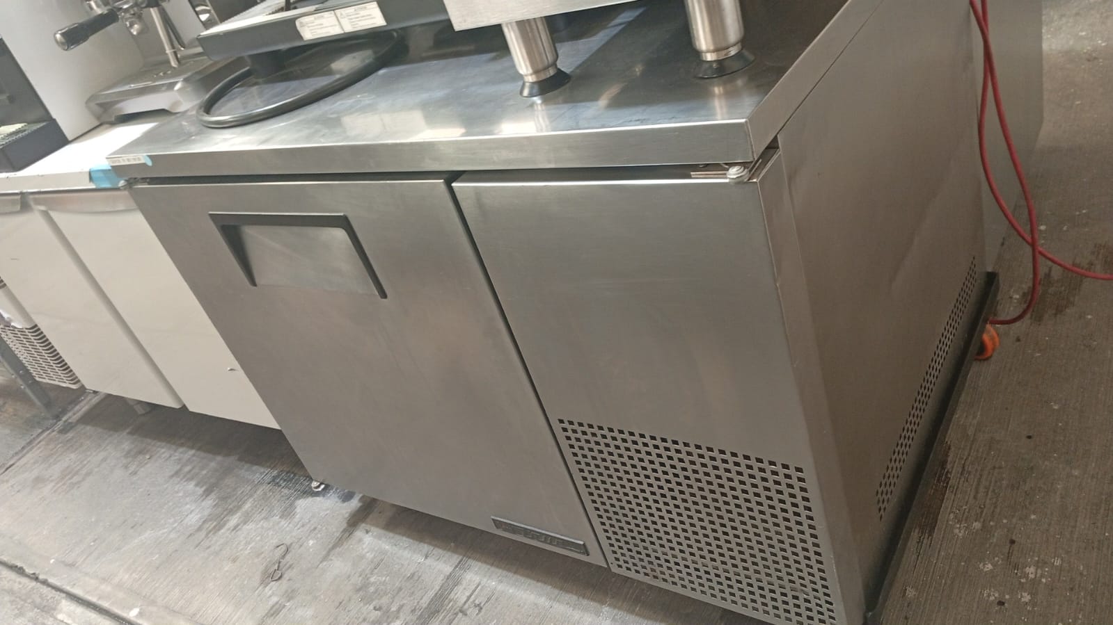 True Mesa Refrigerada de 1 Puerta Solida Superficie de Trabajo TWT-44 Seminuevo